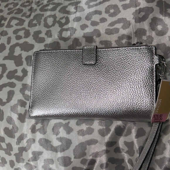 NWT Micheal kors silver leather double zipper phone case wallet wristlet nice 👍 - Picture 2 of 9